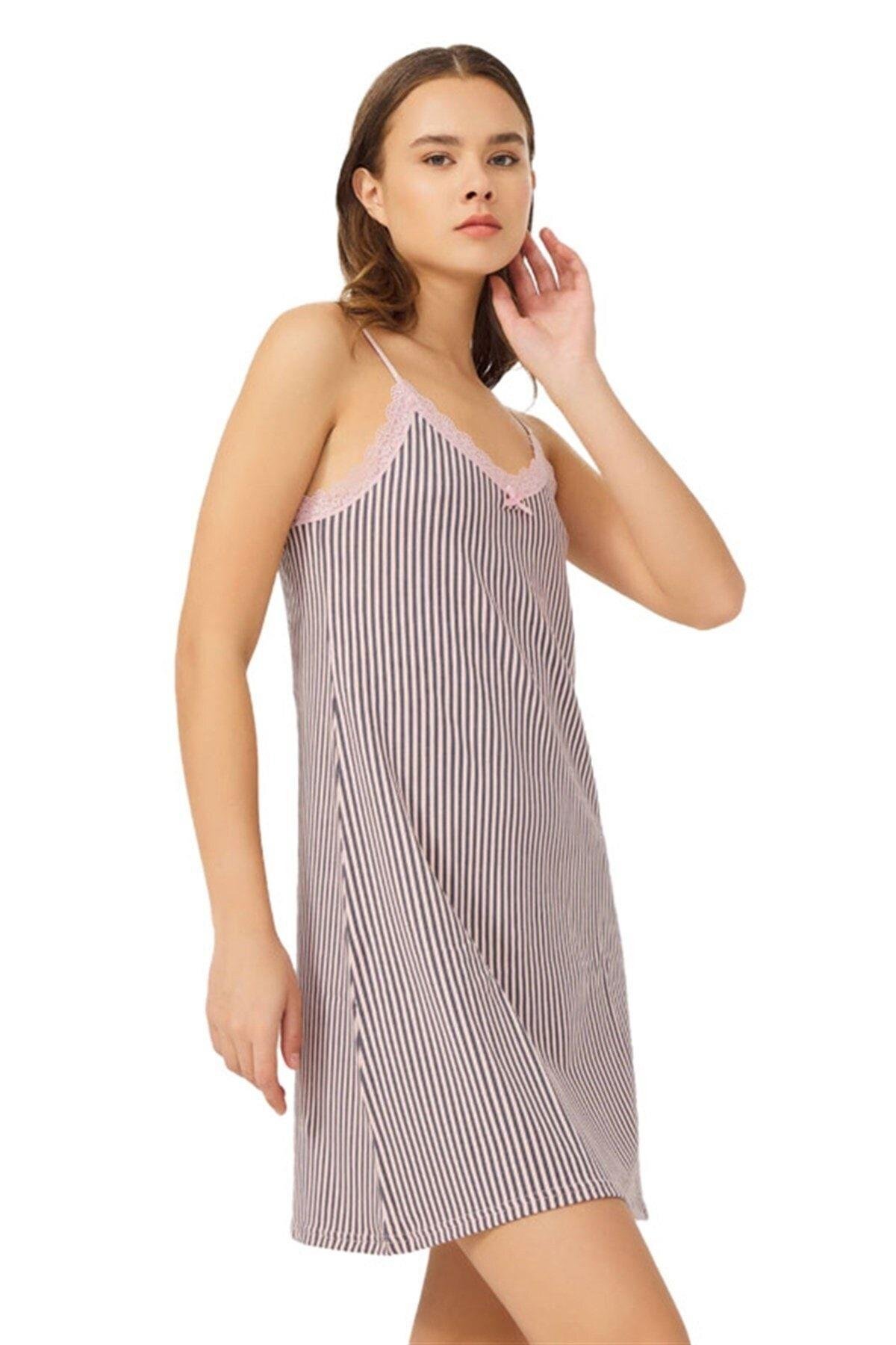 قميص نوم قطني نسائي كحلي وأبيض اللون منقط  بحمالات رفيعة 