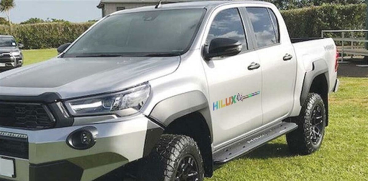  Toyota Hilux Yazılı Yan Kapı Gökkuşağı Şerit Sticker Etiket Modeli