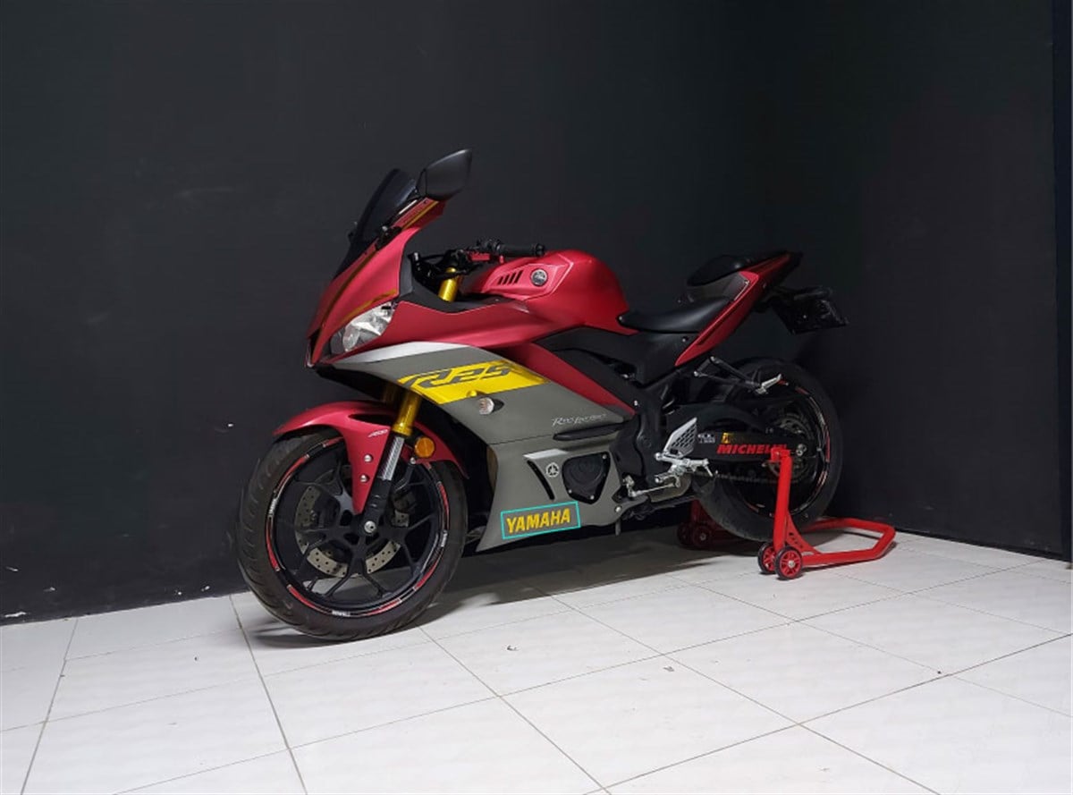 2019-2020 Yamaha YZF R25 Kırmızı Gold Sol Alt Sakal Grenaj Sticker Etiket Modeli