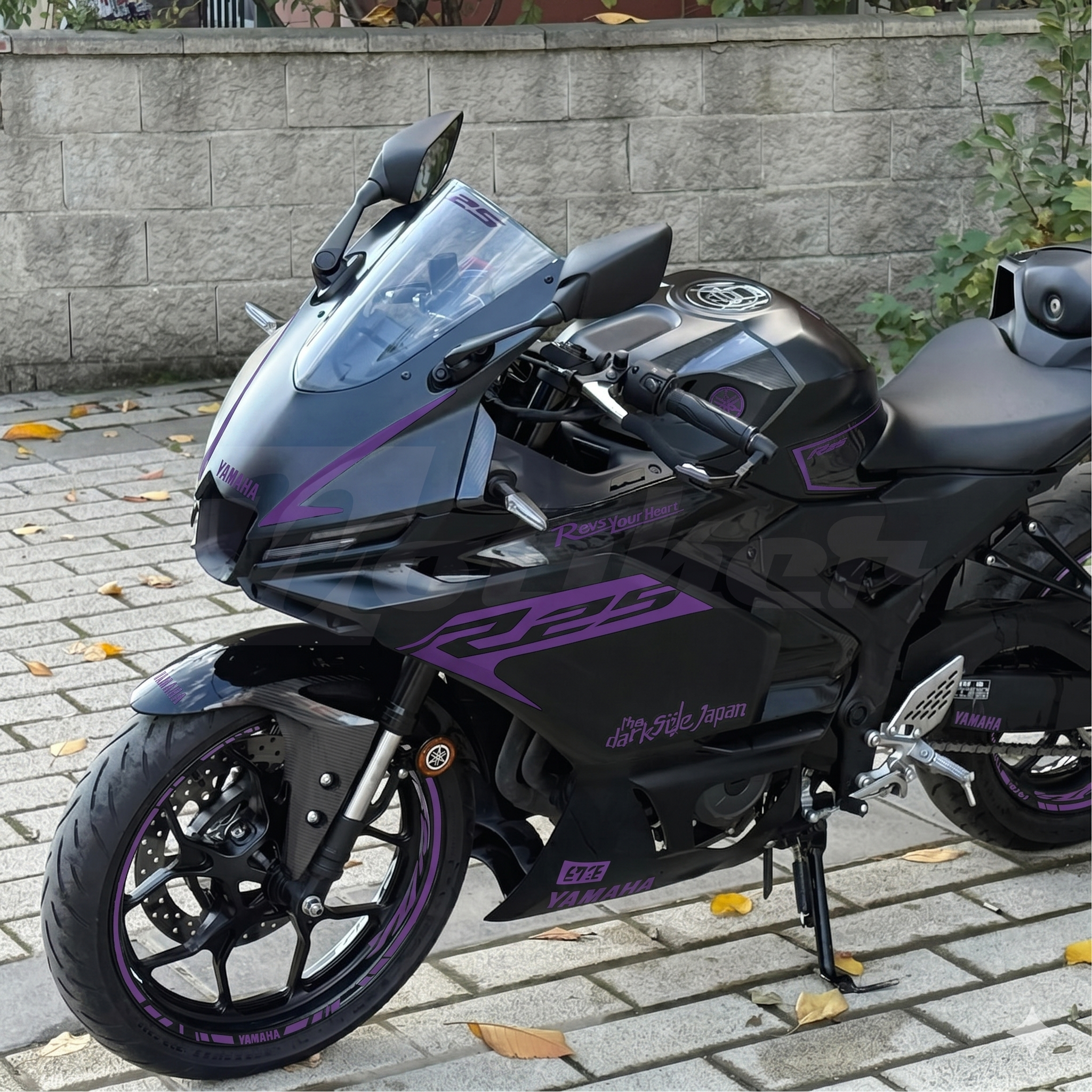Yamaha YZF R25 2025 Model Beyaz Sticker Etiket Modeli