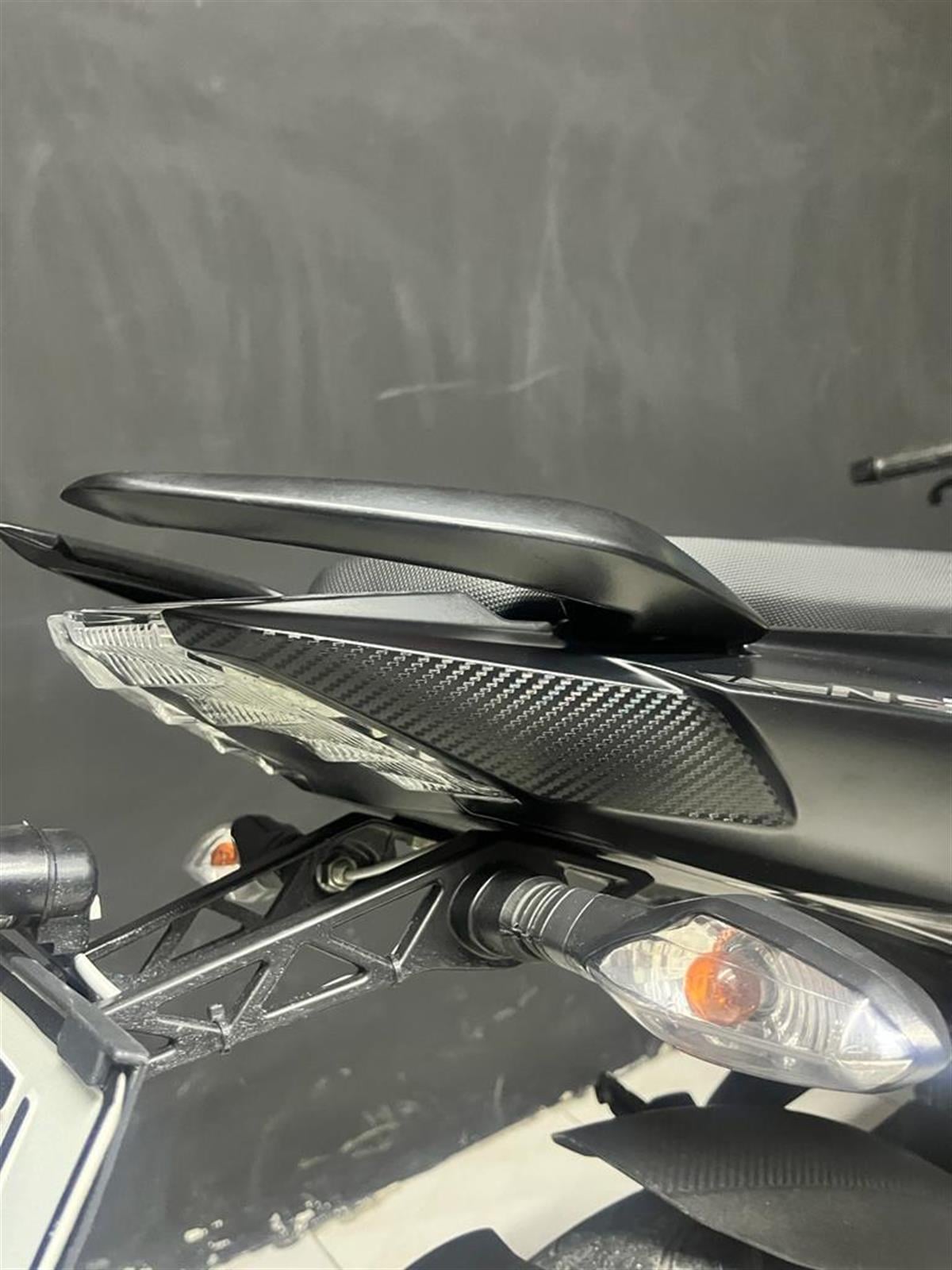 Bajaj NS200 Arka Kuyruk Karbon  Sticker