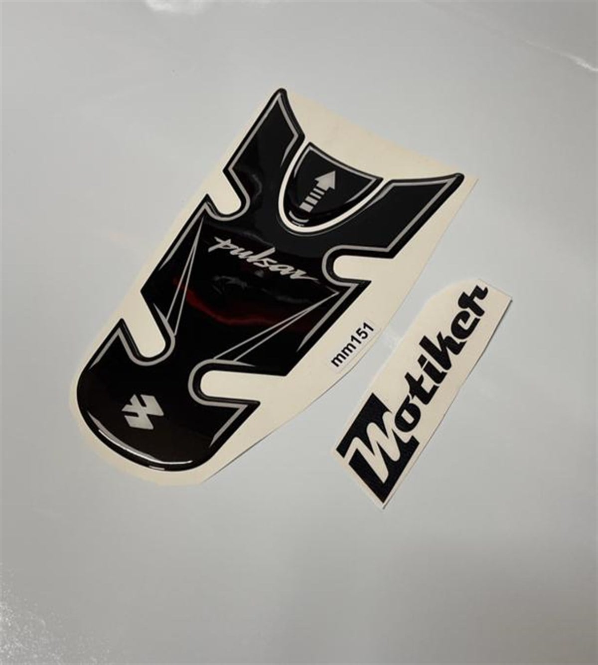 Bajaj Pulsar Siyah Depo Orta Pad Damla Sticker Modeli