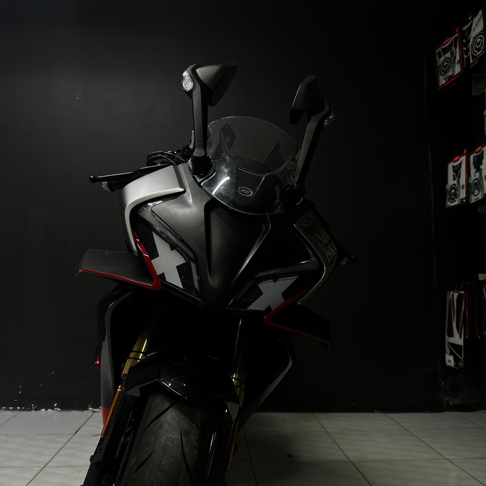 450SRCF Moto 450SR Far Beyaz Çarpı Sticker Etiket  Modeli