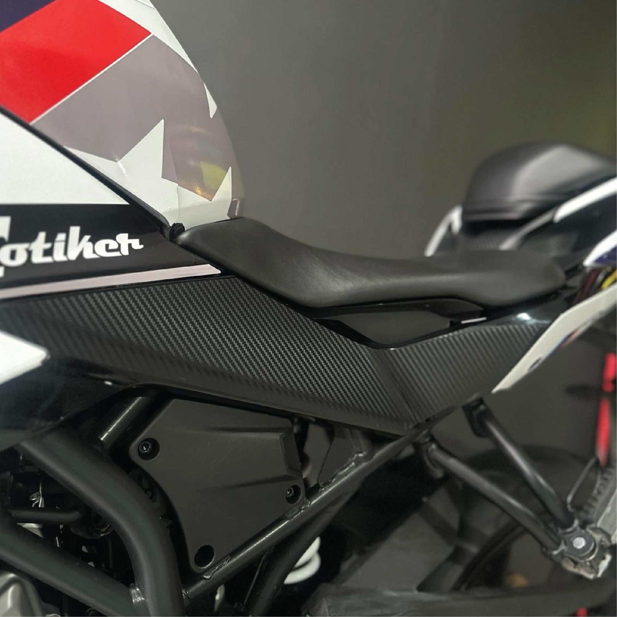 250SRCFMOTO SR250 Orta Şase Karbon Motosiklet Sticker Etiket Modeli 