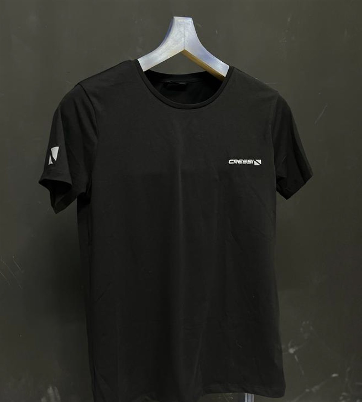 Cressi Sponsor Markalı Siyah T-Shirt Modeli