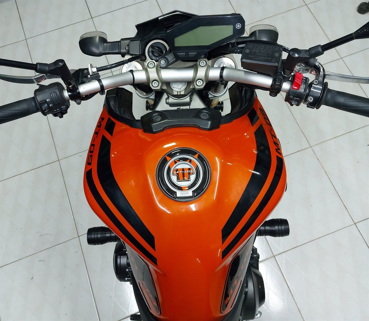 Yamaha MT-09 Depo Üstü Çift Çizgi Sticker Modeli 