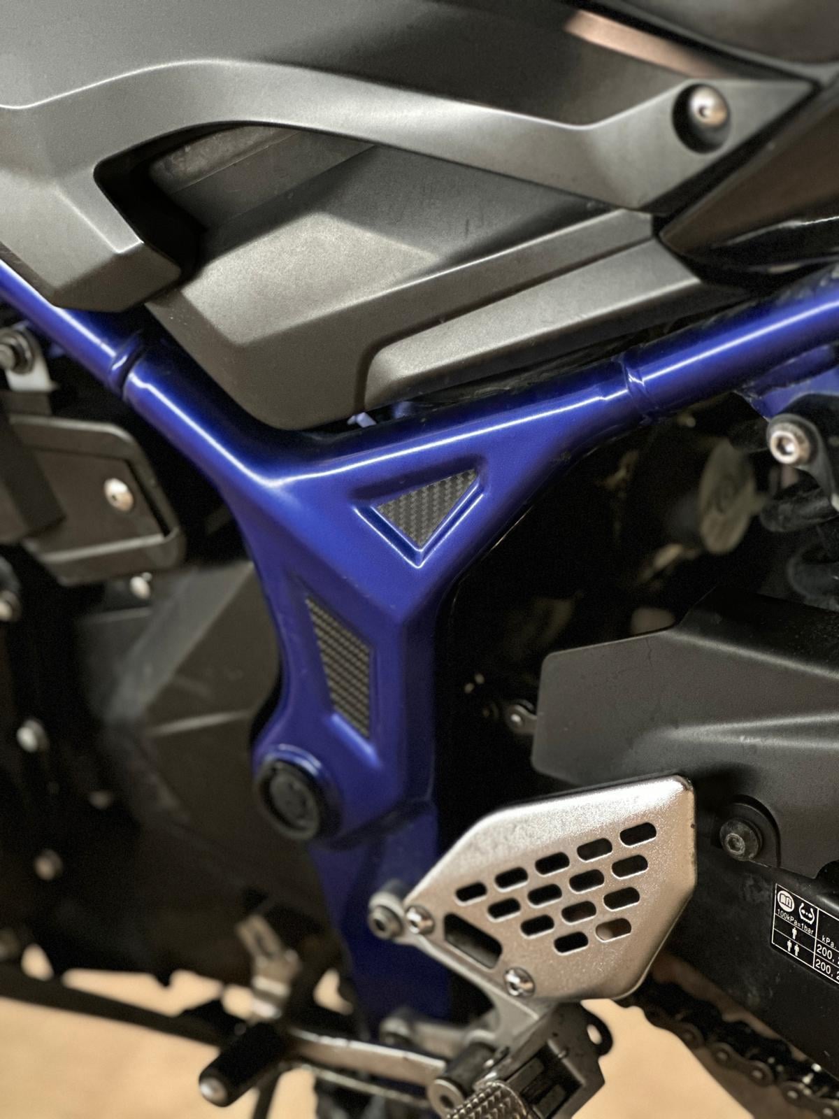 R25Yamaha YZF R25-R3 Şase Üzeri Karbon Detay Sticker Etiket Modeli