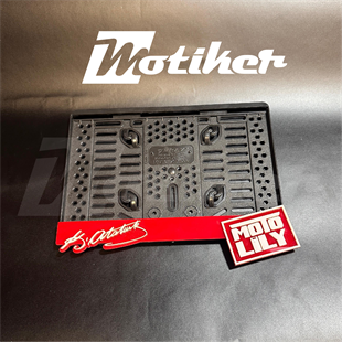 Pleksi Plakalık Kırmızı Üstüne Beyaz Markalara Özel İsimli Yazılı Tasarımlı Motosiklet Plakalık Modeli 