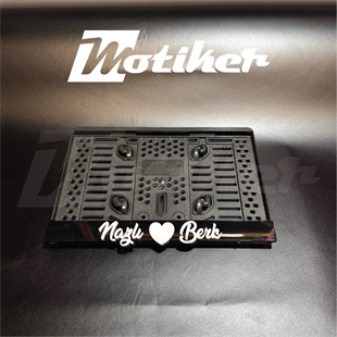 Pleksi Plakalık Siyah Üstüne Beyaz Çiftlere Özel Ortası Kalpli İsim Yazılı  Tasarımlı Motosiklet Plakalık Modeli 