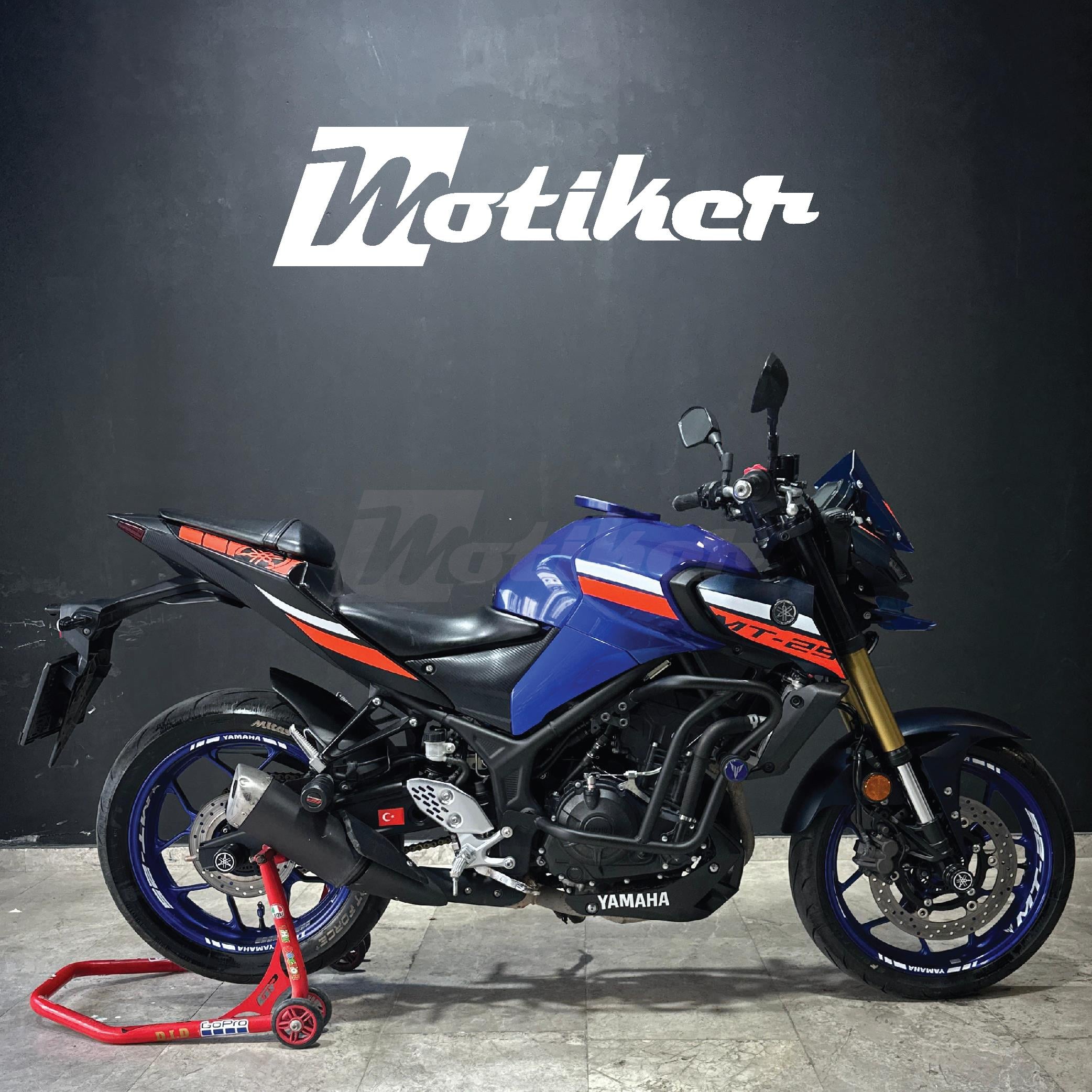Yamaha MT-25 Neon Turuncu Ve Beyaz Sticker Modeli