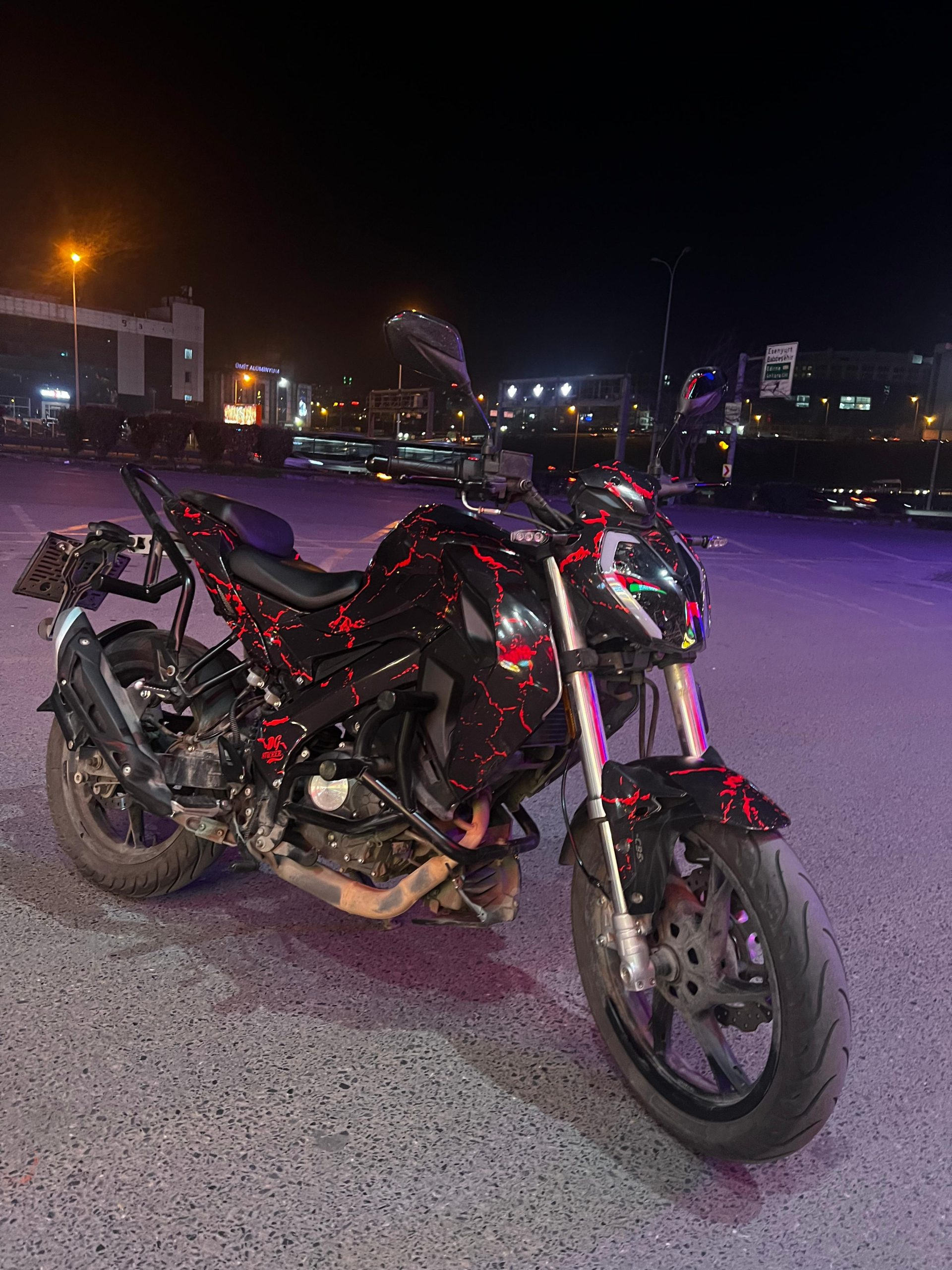 Benelli 125S Craked Kırmızı Siyah Tasarımı Sticker Etiket Modeli