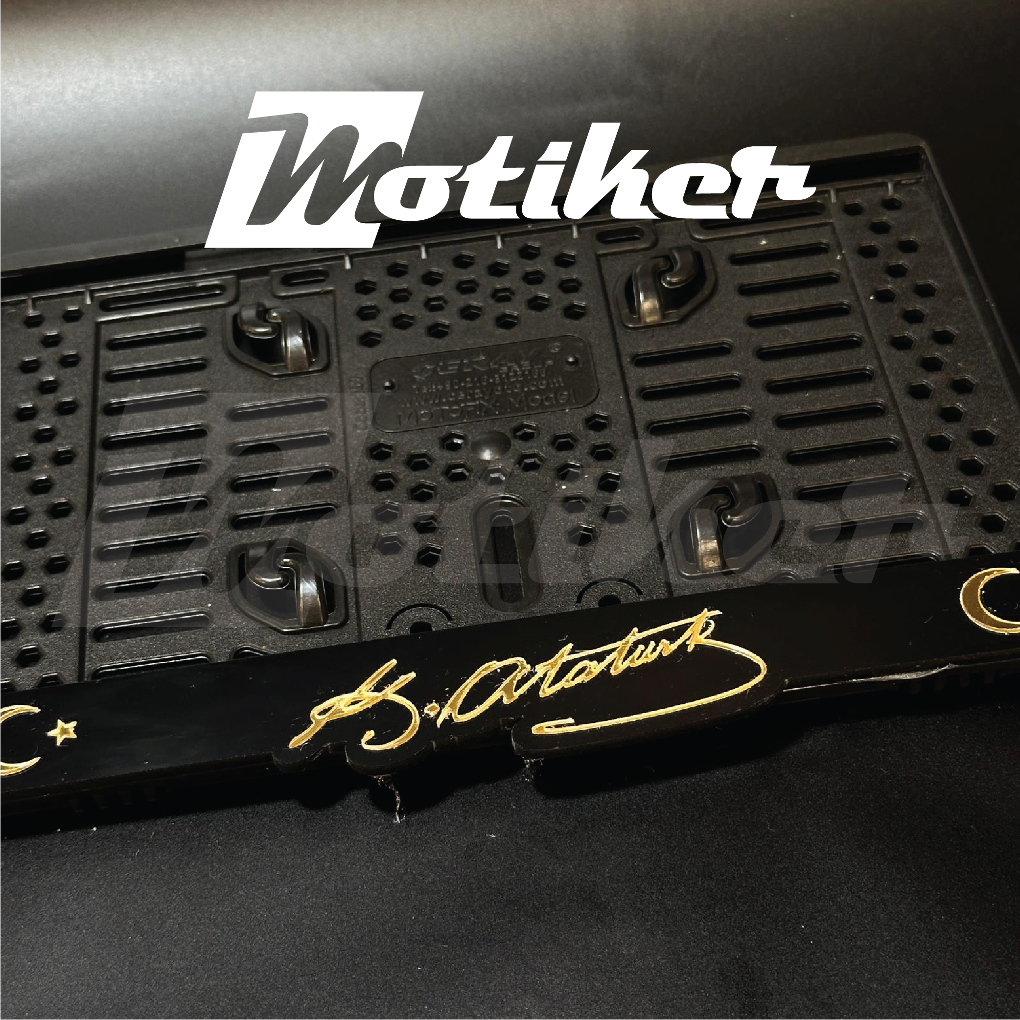 Pleksi Plakalık Siyah Üstüne Aynalı Parlak Gold Özel İsim Yazılı Tasarımlı Motosiklet Plakalık Modeli