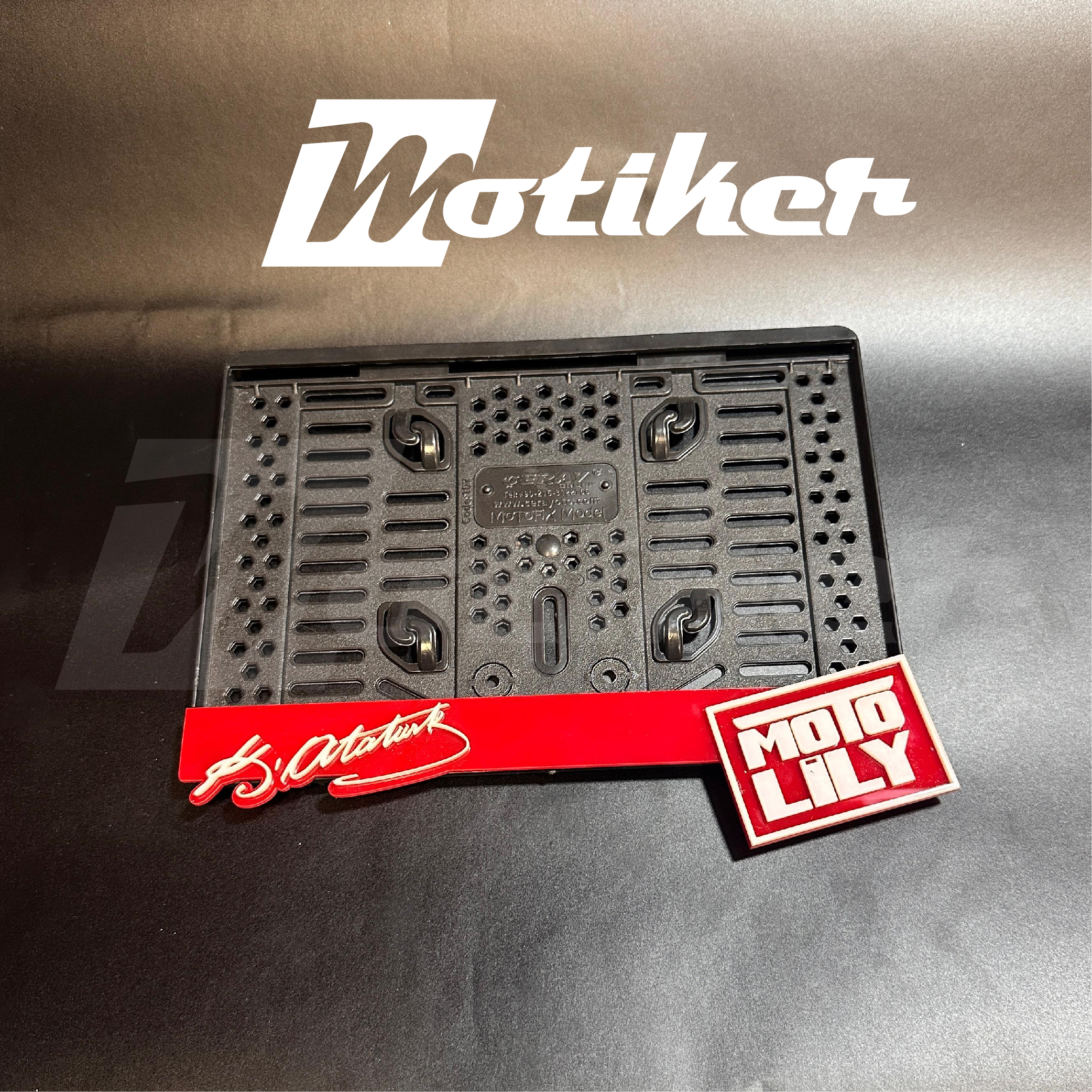 Pleksi Plakalık Kırmızı Üstüne Beyaz Markalara Özel İsimli Yazılı Tasarımlı Motosiklet Plakalık Modeli 
