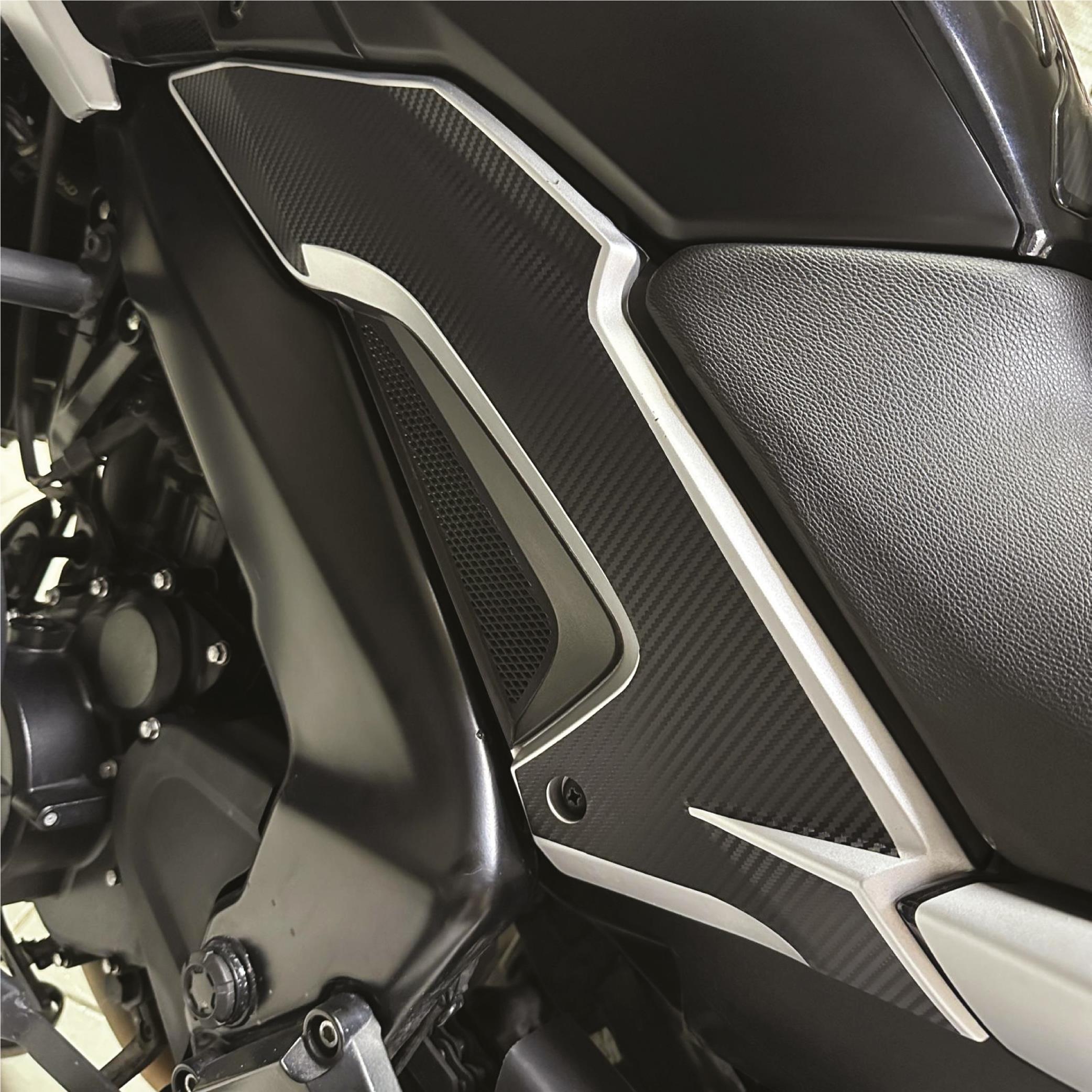 DominarBajaj Dominar Orta Şase Üstü Plastik Karbon Kaplama Sticker Etiket Modeli