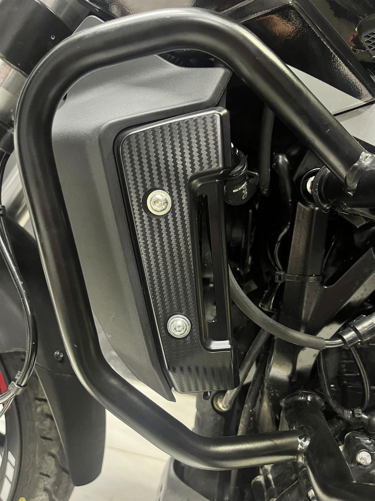 Bajaj Dominar Radyatör Kapağı Karbon Desen Sticker Etiket Modeli