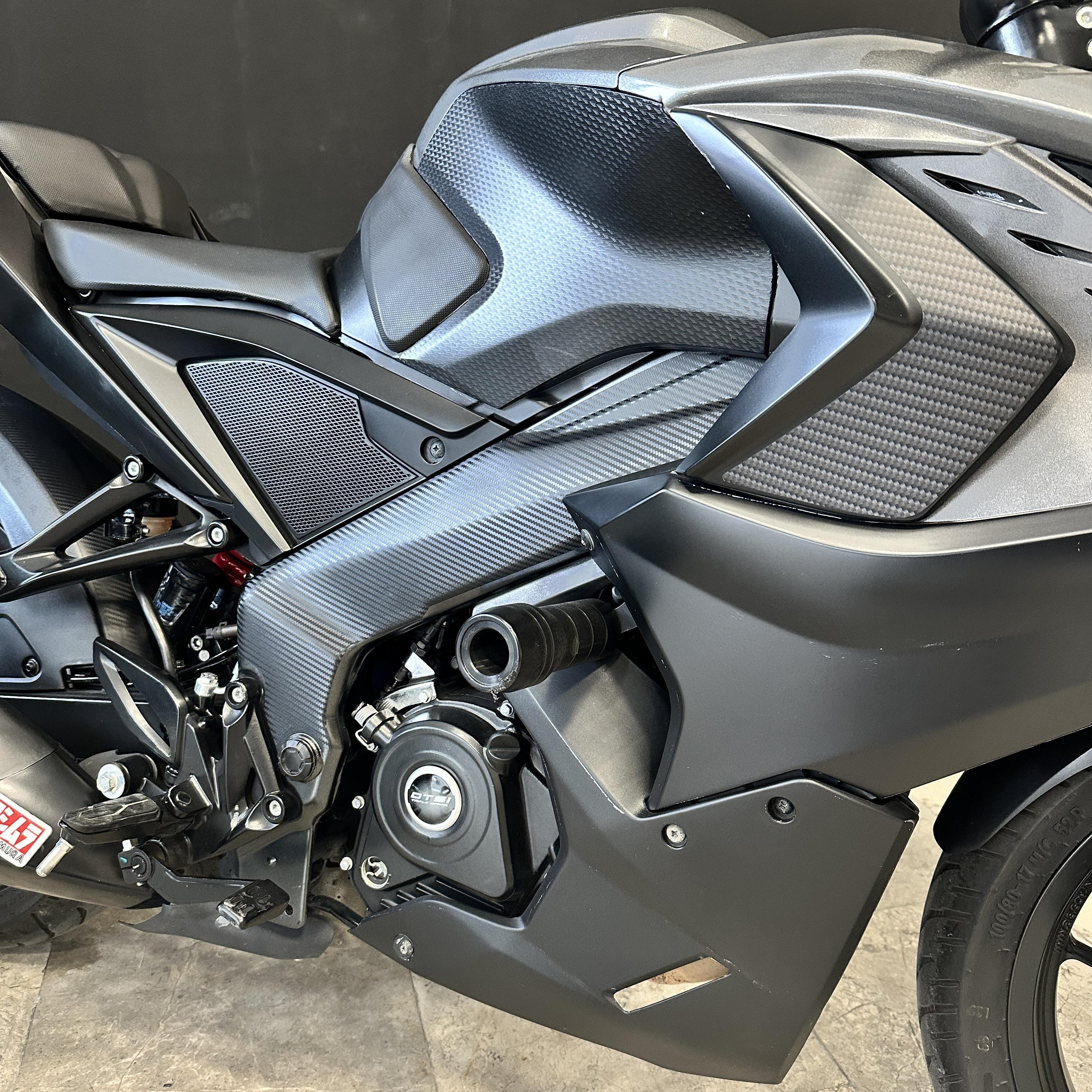 PULSAR RS 200BAJAJ PULSAR RS200 Orta Şase Motosiklet Sticker Etiket Modeli Karbon Desen