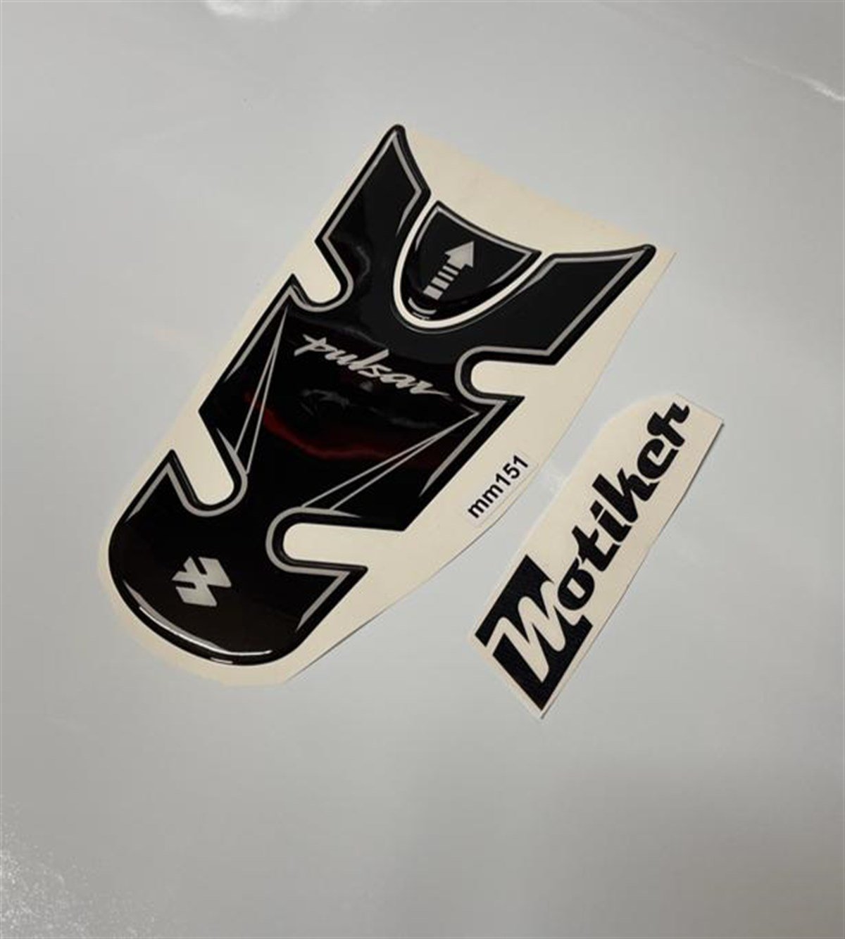 Bajaj Pulsar Siyah Depo Orta Pad Damla Sticker Modeli