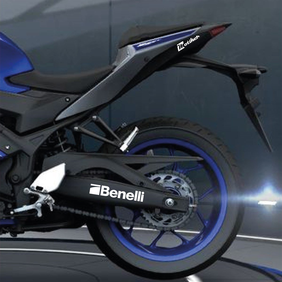 Benelli Yazılı Beyaz Arka Maşa Sticker Etiket Modeli