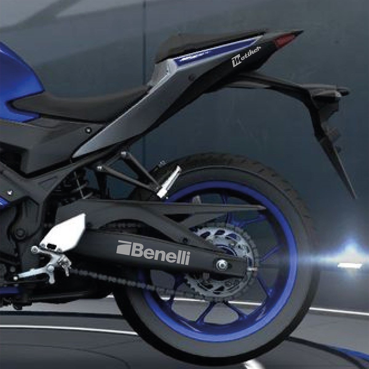 Benelli Yazılı Metalik Gri Arka Maşa Sticker Etiket Modeli