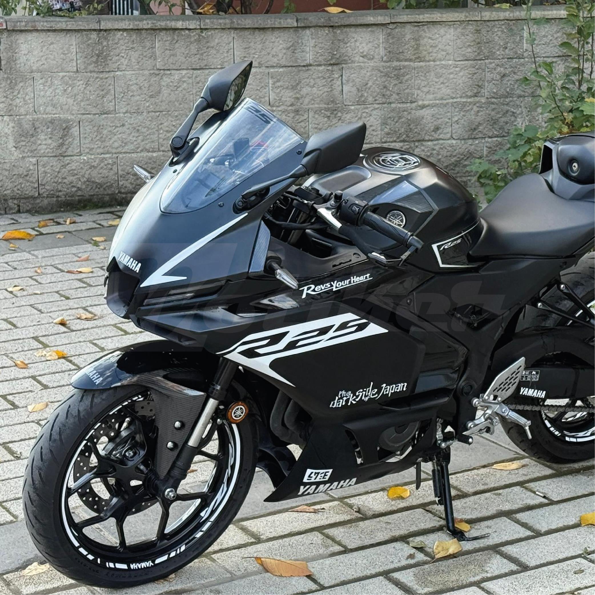 Yamaha YZF R25 2025 Model Beyaz Sticker Etiket Modeli