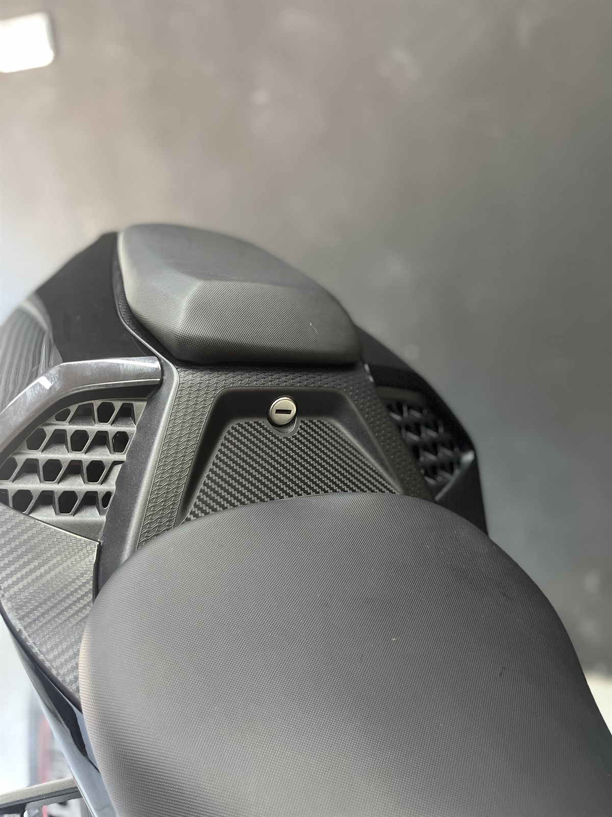 BMW S1000RR Koltuk Ortası Kilit Karbon Sticker