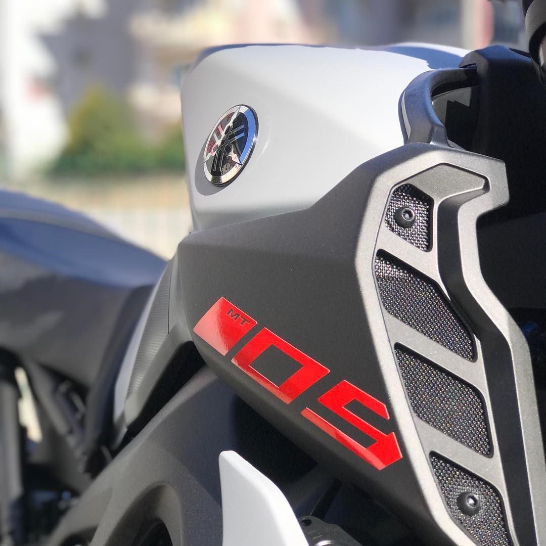 Yamaha MT-09 Neon Turuncu Yan Grenaj Altı 09 Yazı Tasarımı Sticker Etiket Modeli