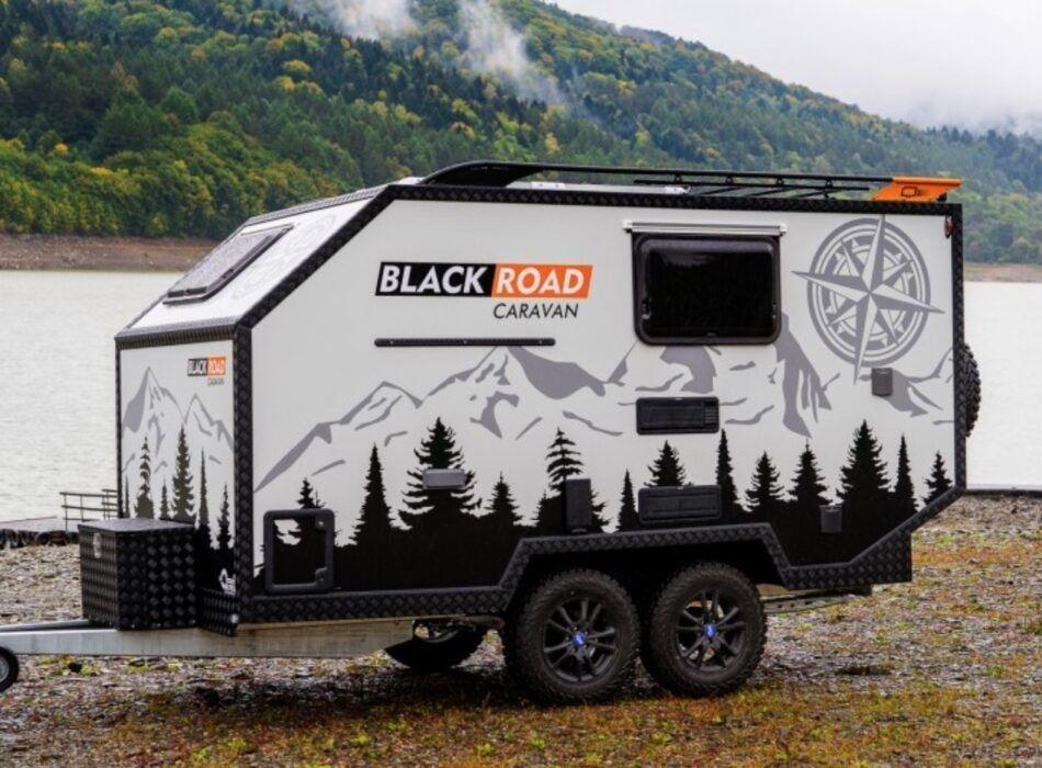 KaravanÇekme Karavan BlackRoad Orman Tasarımlı Karavan Sticker Etiket