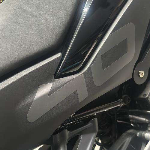 450SRCFMOTO 450SR Arka Kuyruk Altı 40 Yazısı Orjinal Renk Sticker Etiket Tasarım Modeli