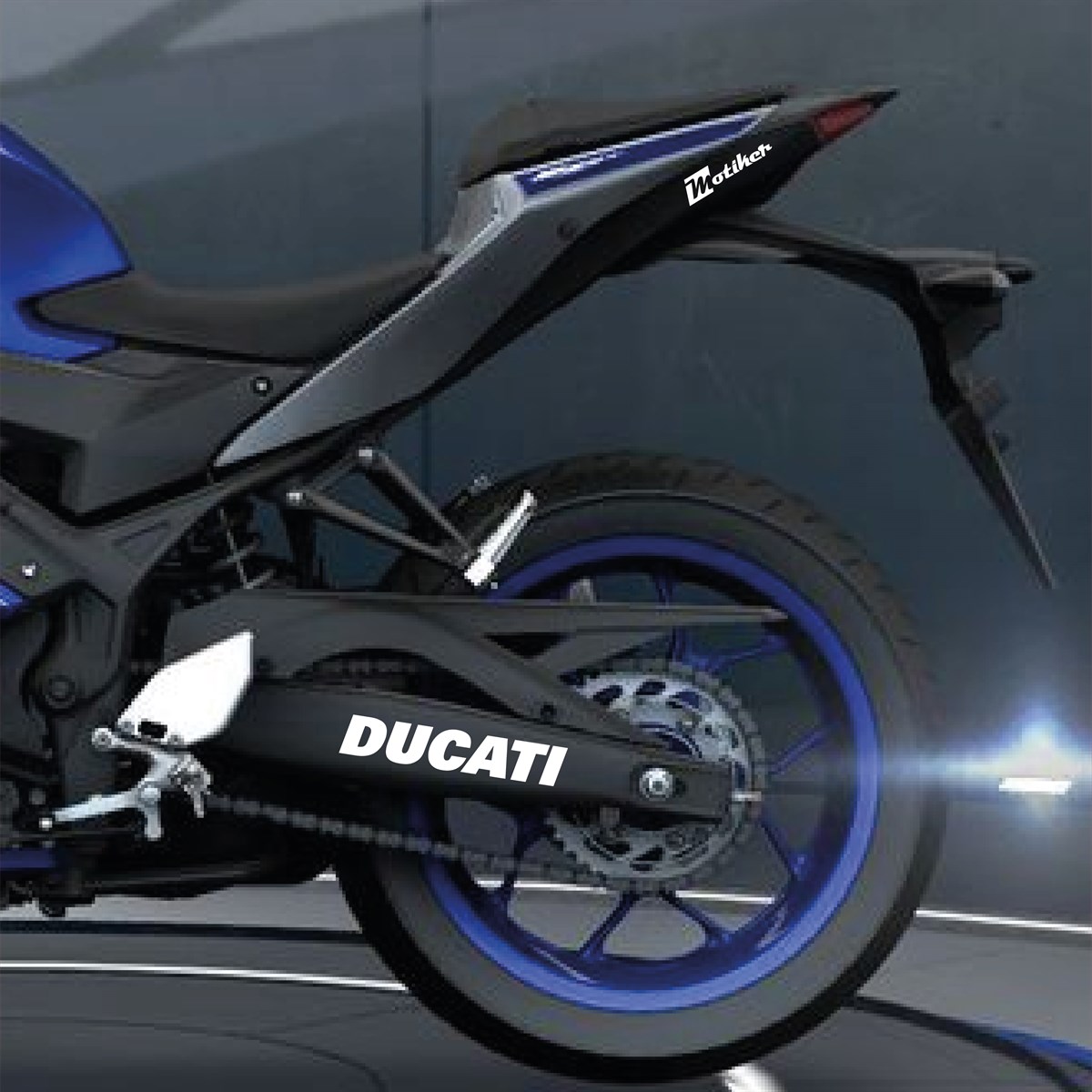 Ducatı Yazılı Beyaz Arka Maşa Sticker Etiket Modeli