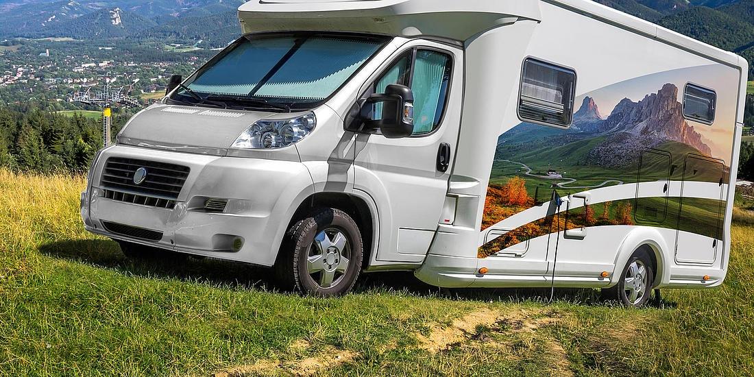 KaravanKaravan Dağ Manzarası Sticker Etiket