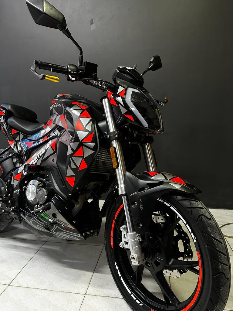 RKS 125S Neon Turuncu ve Gümüş Gri  Parçalı Üçgen Desenli Sticker Etiket Modeli