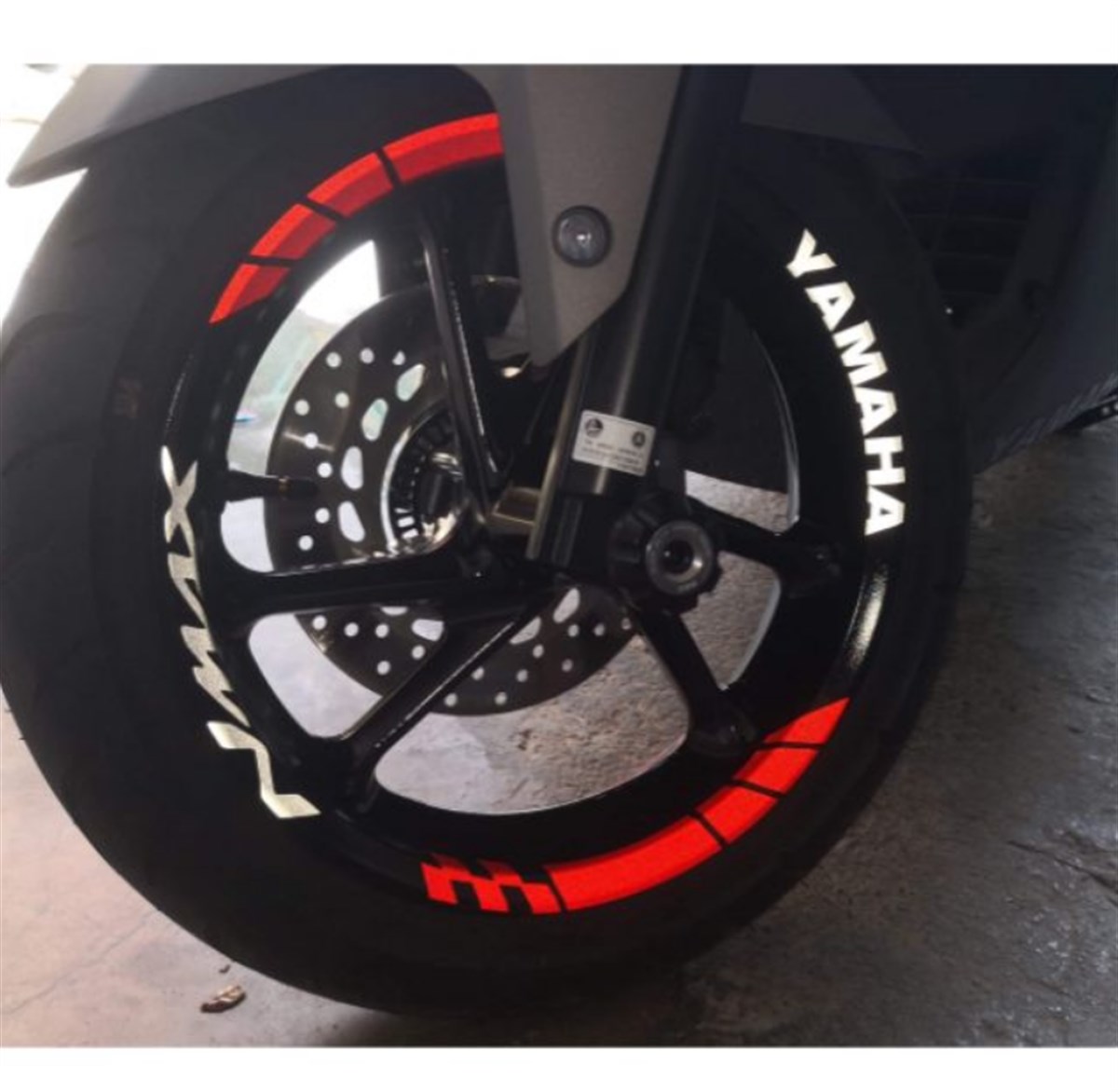 Yamaha NMAX Yazılı Kırmızı Beyaz Jant Sticker Etiket Modeli 