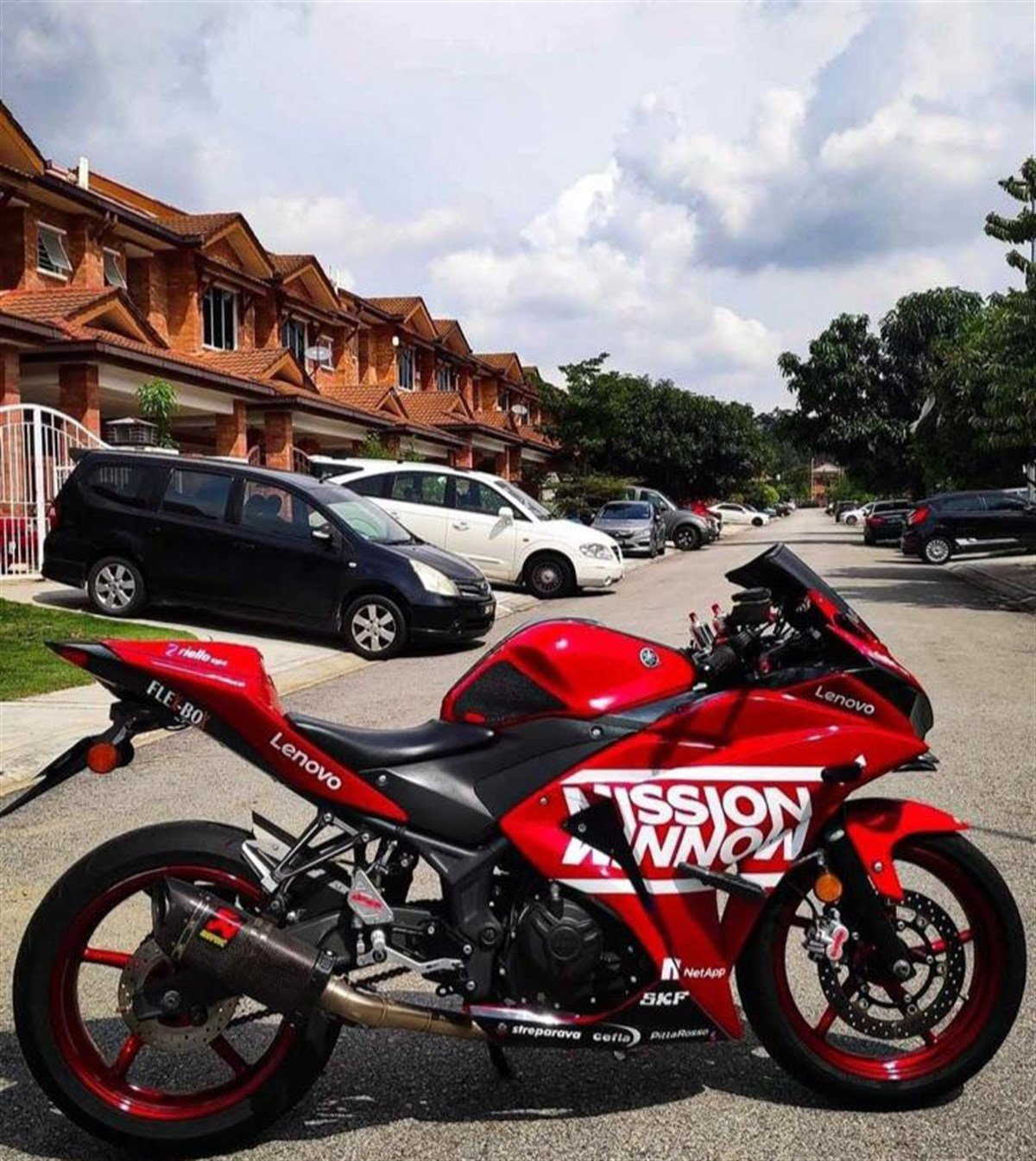 Yamaha YZF R25 Mission Kırmızı Sticker Etiket Modeli