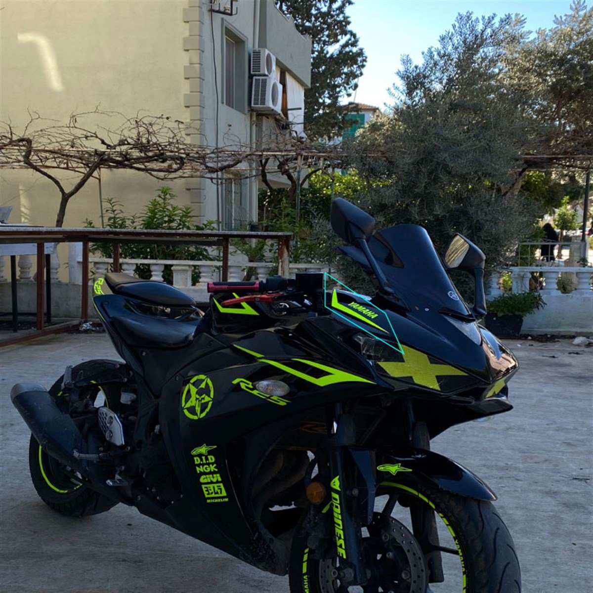 Yamaha YZF R25 Neon Ön Kafa Grenaj Sticker Etiket Modeli