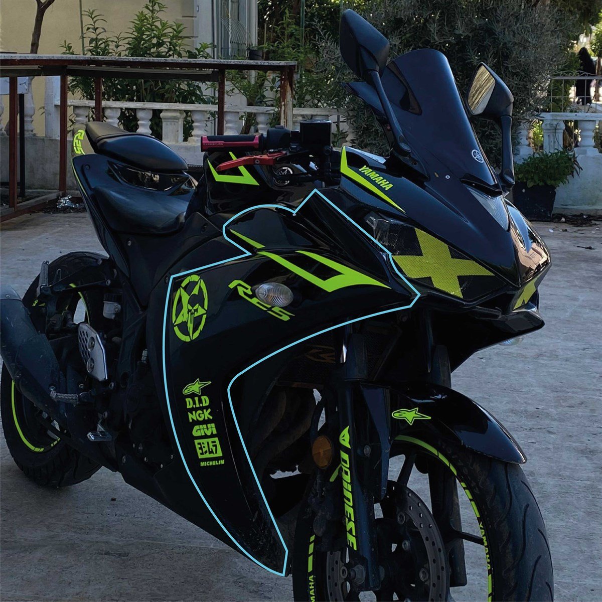 Yamaha YZF R25 Neon Sol Yan Grenaj Sticker Etiket Modeli