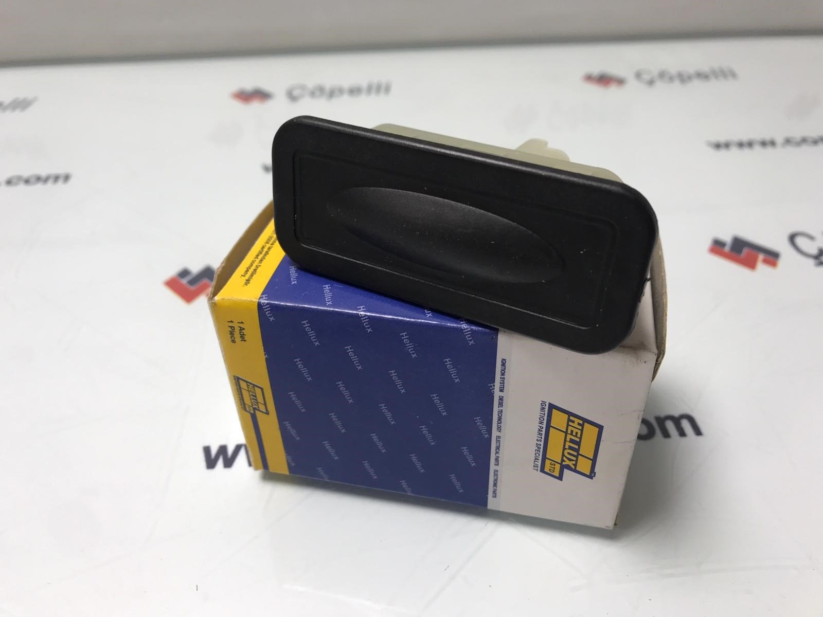 HLC.600171 - BAGAJ KAPAK BUTONU CLIO III HB - MEGANE III (8200385515) / HELLUX