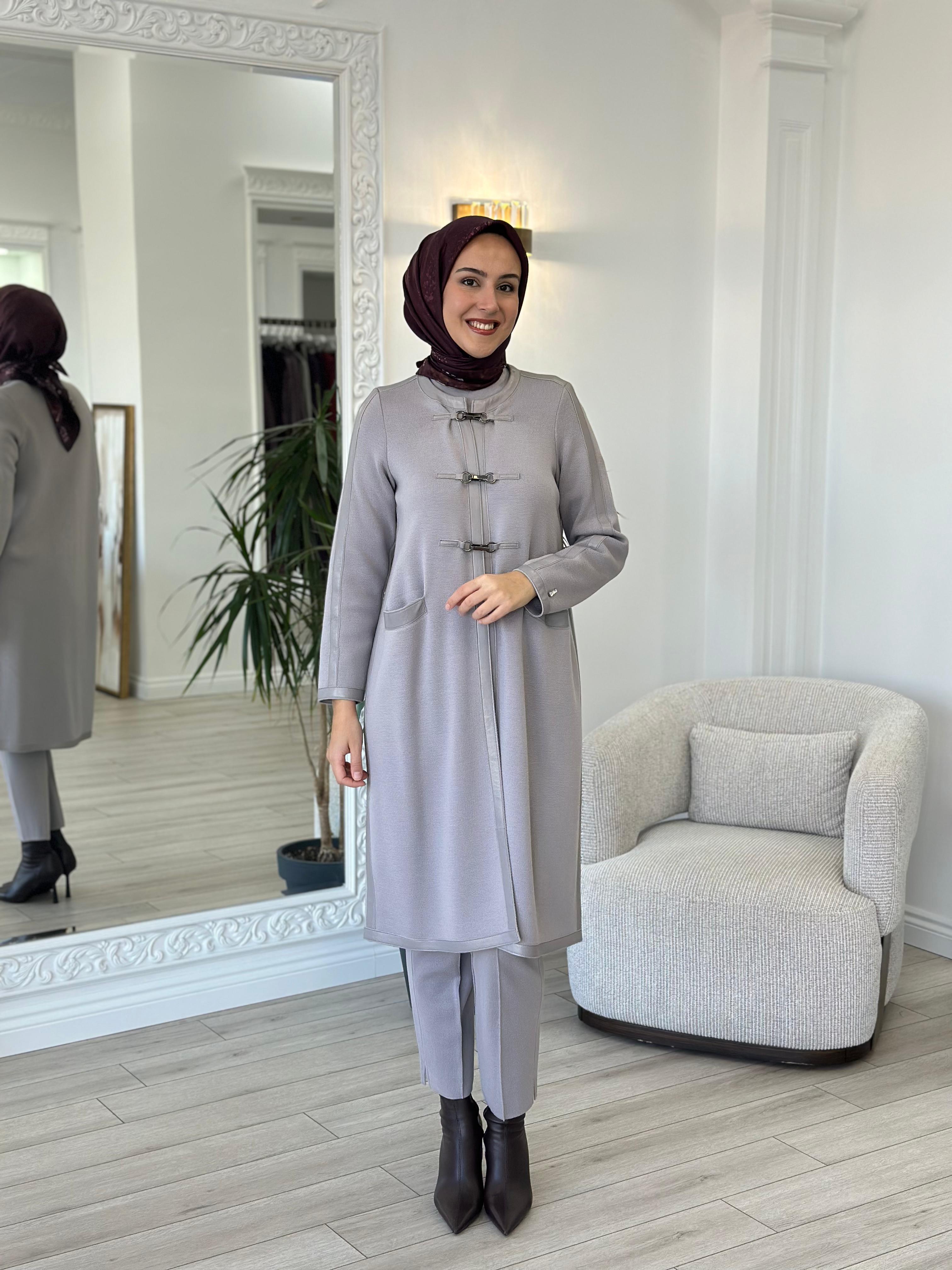 Miss Dalida Deri Detaylı Agraf Kapamalı Triko Kap Terra Milky t24k-8011