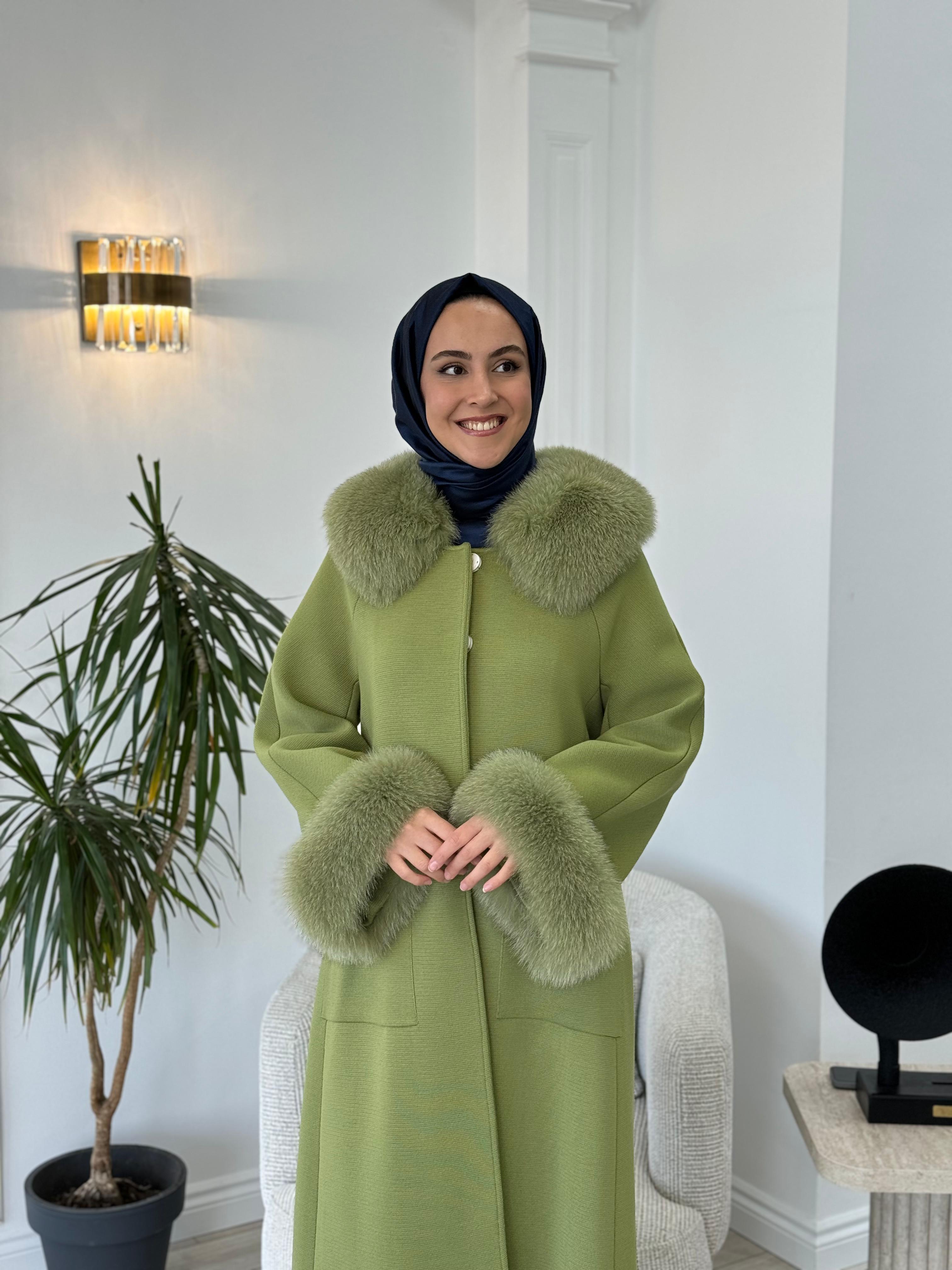 Miss Dalida Yakası ve Bileği Kürklü Triko Manto Fiaba Olive t24k-8004