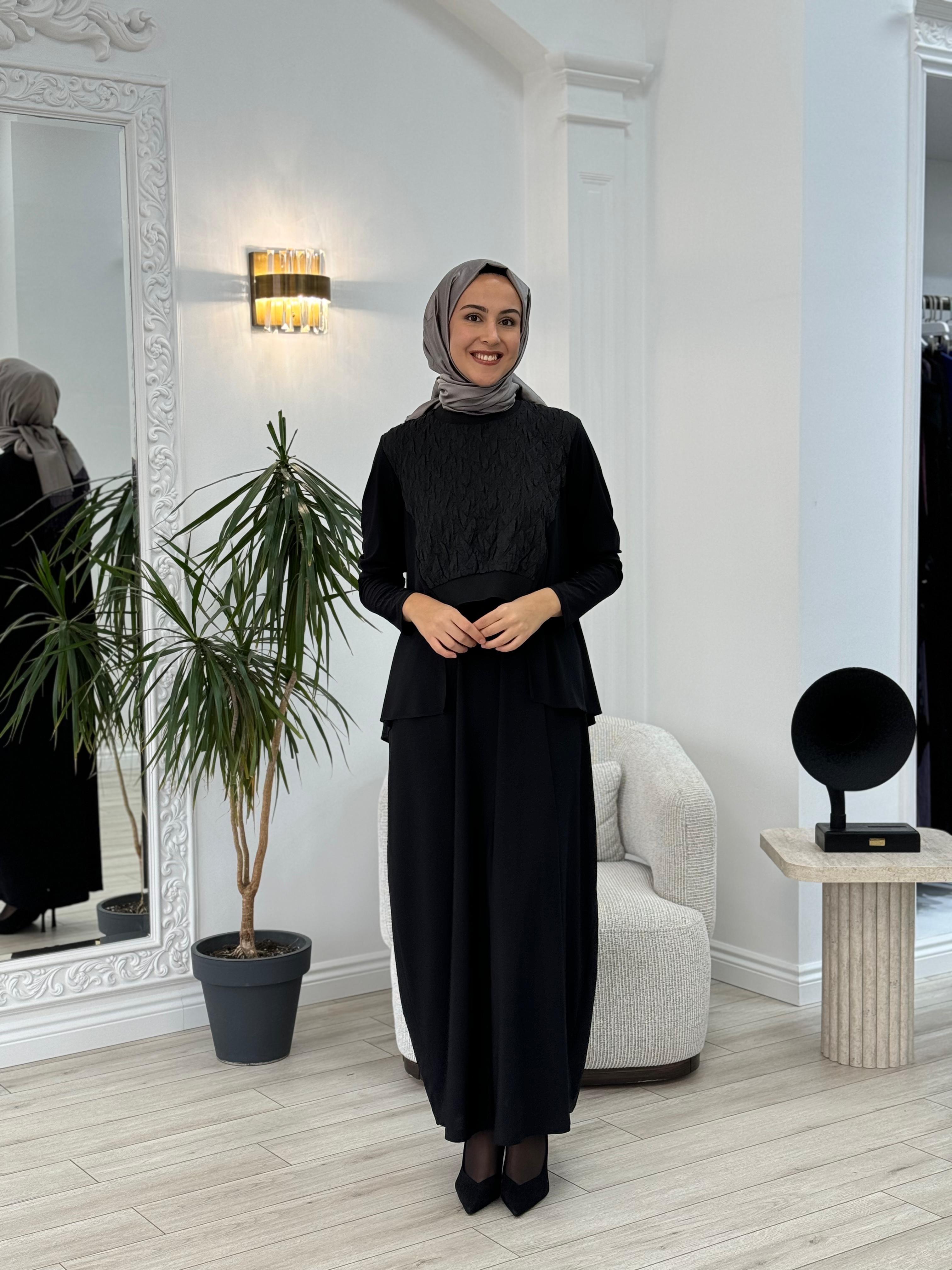 Nurcan Çetin Önü Kabartma Detaylı Siyah Elbise 16110