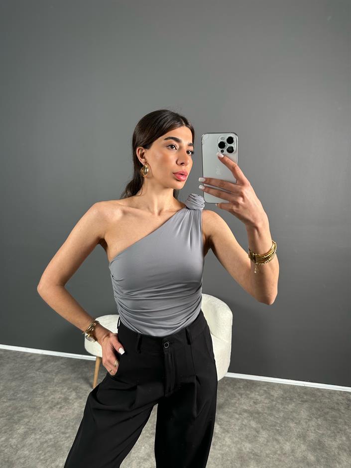 Gri Tek Omuz Gül Detaylı Bluz