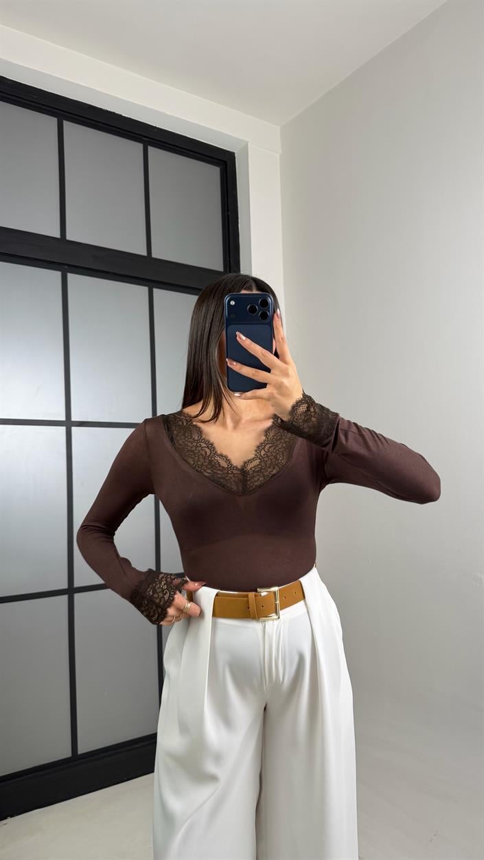 Acı Kahve Dantel Detaylı Kaşmir Dokulu Bluz GAUS-01094