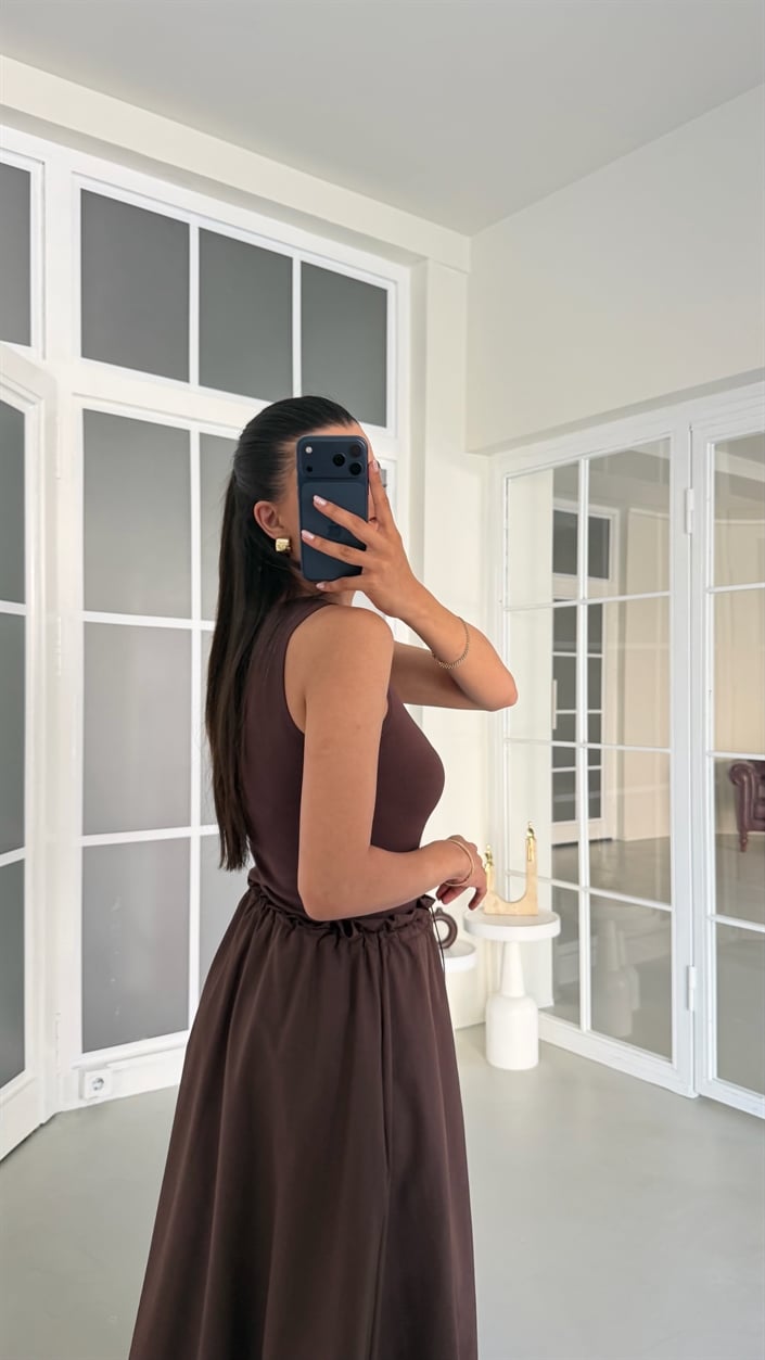 Kahve Sıfır Kol Paraşüt Kumaş Detaylı Beli Lastikli Elbise GAUS-01677