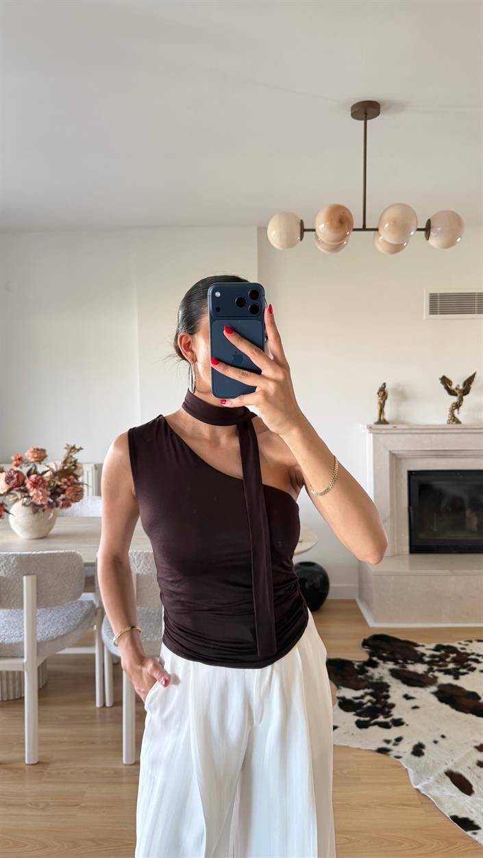 Acı Kahve Fular Detaylı Tek Omuz Bluz GAUS-01587