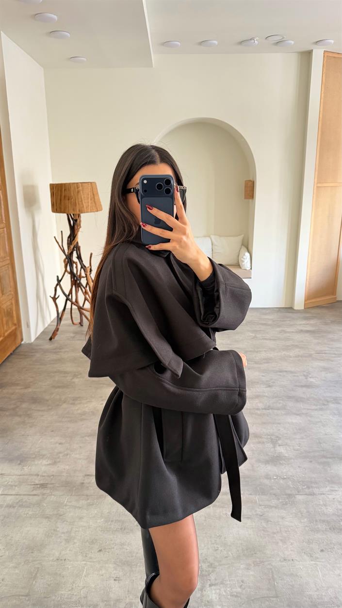 Siyah Pelerin Detaylı Kuşaklı Astarlı Kaban GAUS-00727