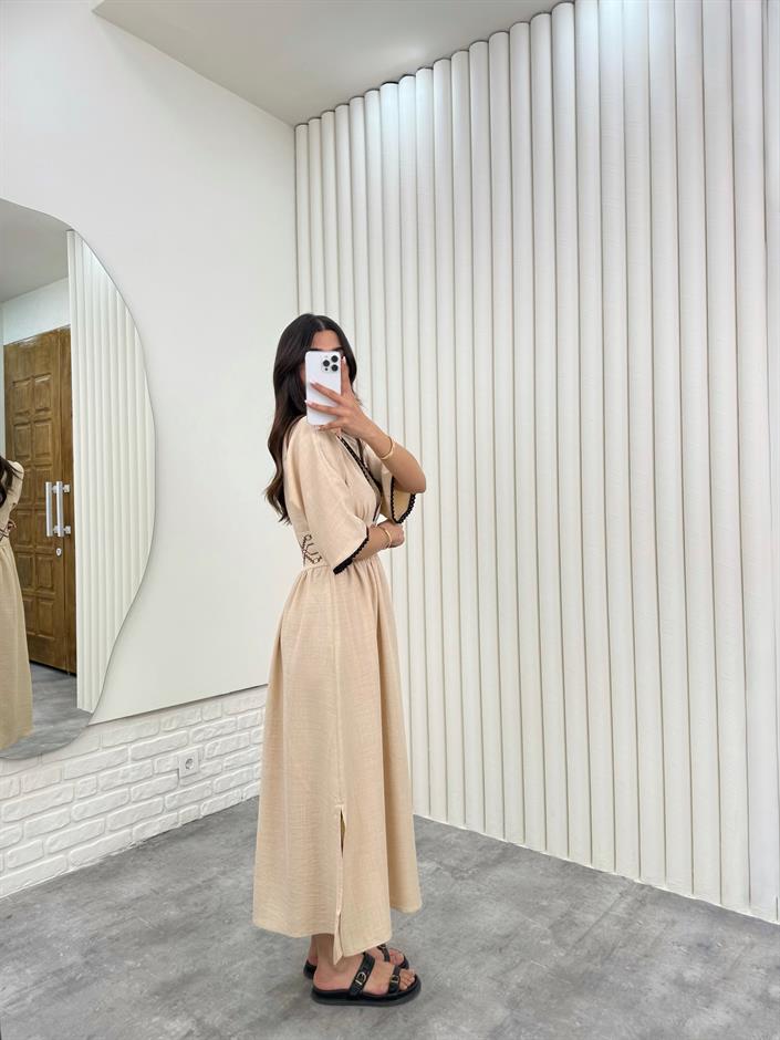Taş V Yaka Beli Kahve İşlemeli Yırtmaçlı Keten Elbise Gaus00297