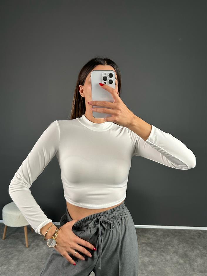 كروب أبيض بياقة مرتفعة