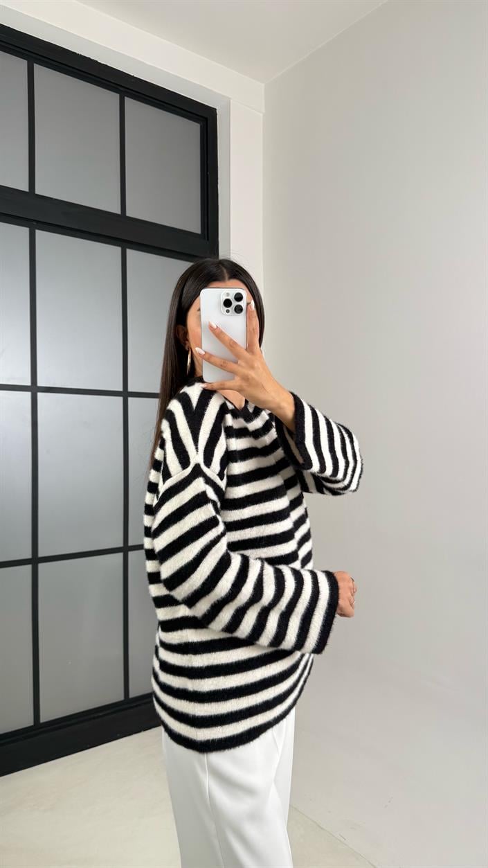 Beyaz Siyah Çizgili Yumuşak Dokulu Kazak GAUS-00467