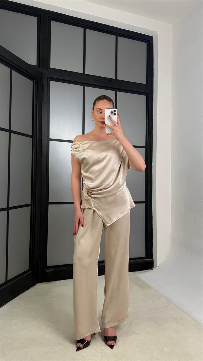 Taş Gold Toka Detaylı Asimetrik Kesim Bluz Beli Lastikli Pantolon İkili Saten Takım GAUS-01252