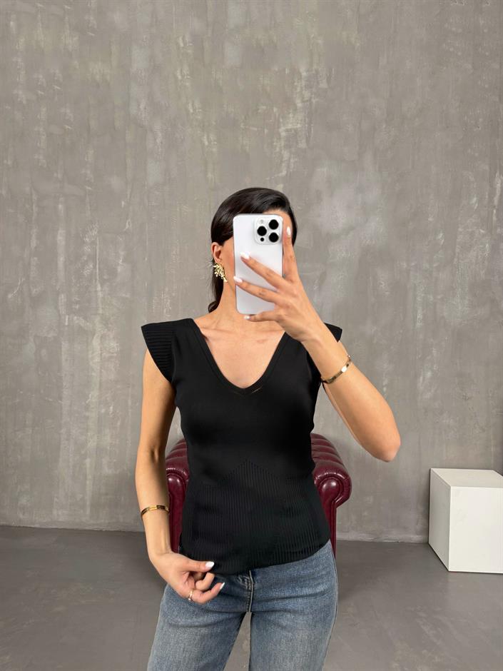 بلوزة تريكو لون أسود بياقة شكل V Gaus00042