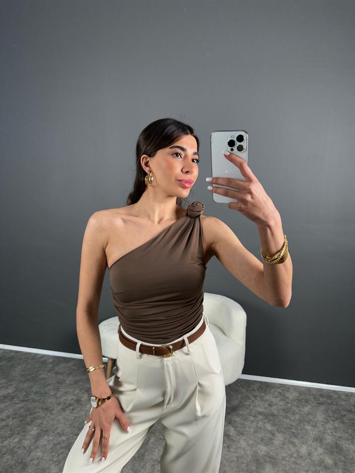 Kahverengi Tek Omuz Gül Detaylı Bluz